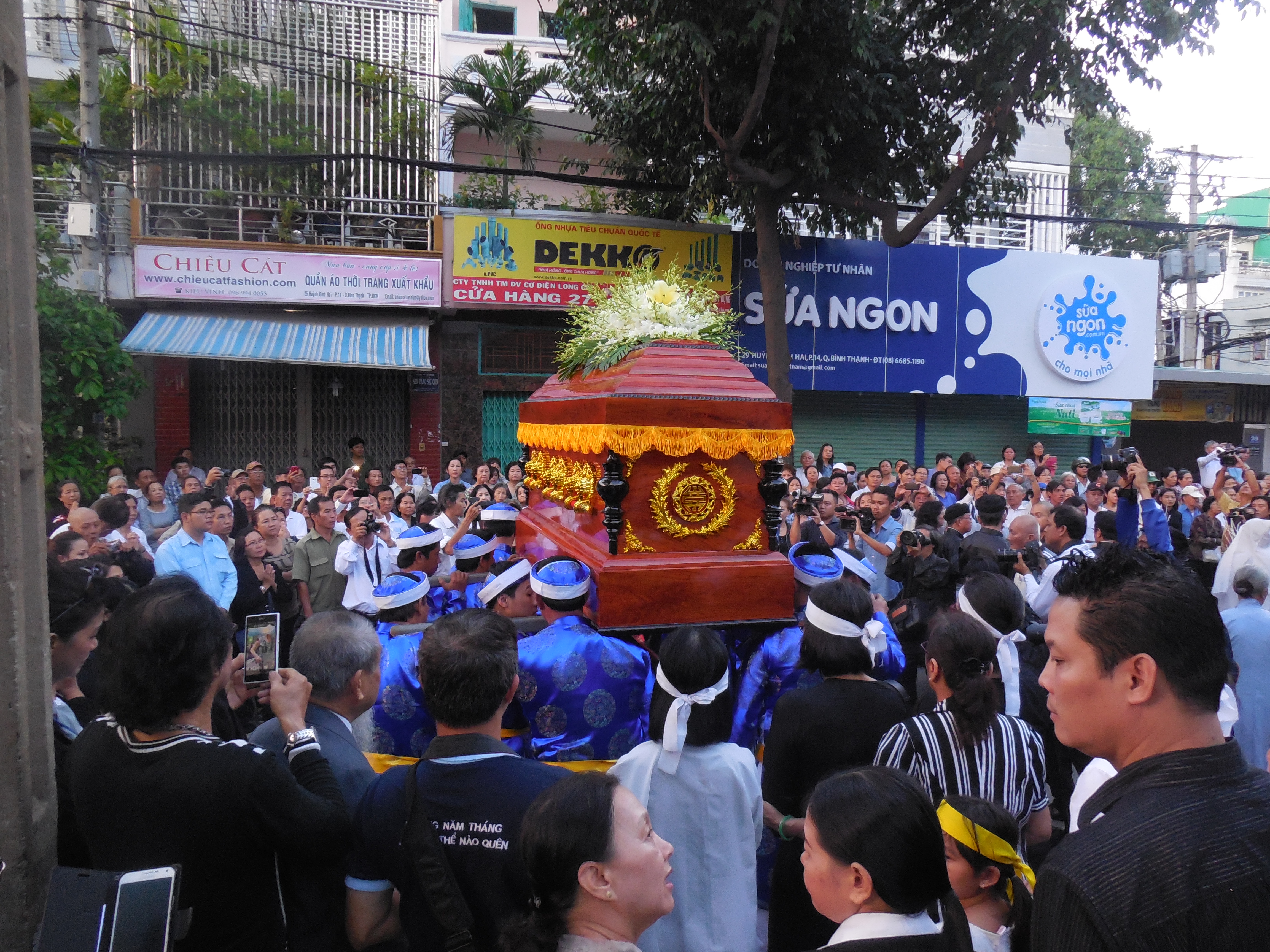 H&agrave;ng ng&agrave;n người d&acirc;n đứng chật con đường Huỳnh Đ&igrave;nh Hai, tiễn đưa linh cữu GS-TS Trần Văn Kh&ecirc; về nơi an nghỉ cuối c&ugrave;ng