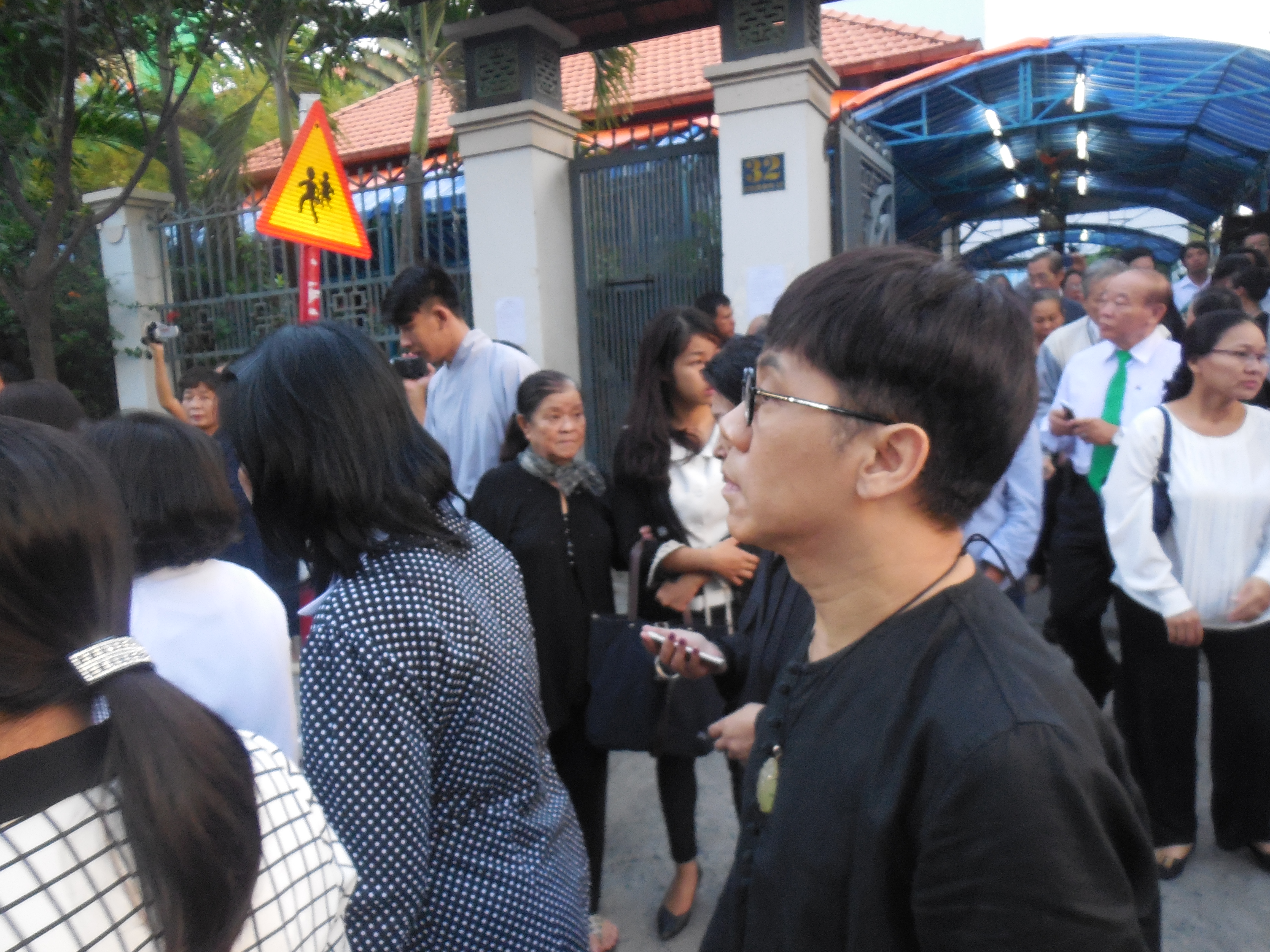 NSƯT Th&agrave;nh Lộc lặng lẽ đi sau quan t&agrave;i GS-TS Trần Văn Kh&ecirc;