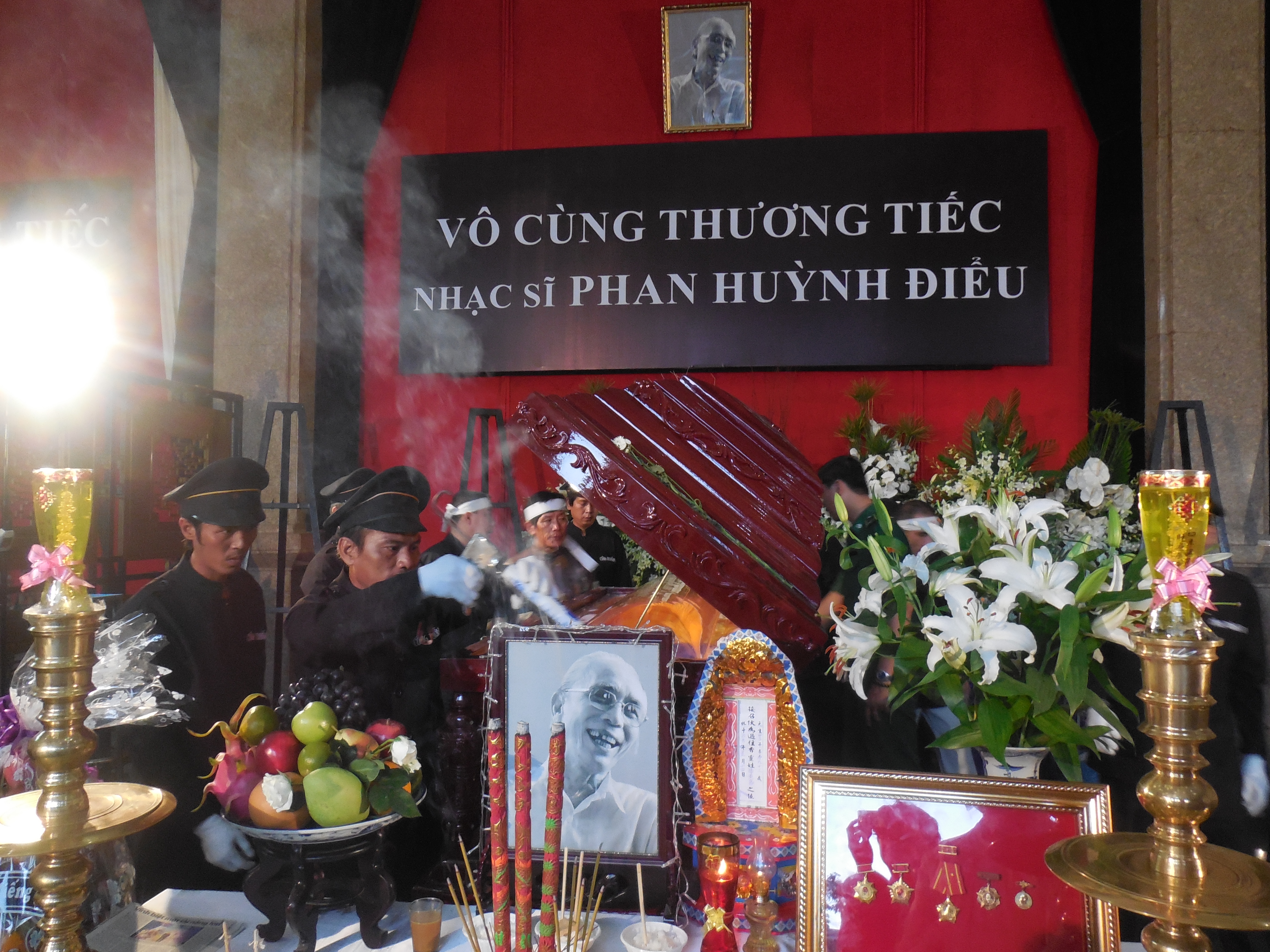 C&aacute;c nh&acirc;n vi&ecirc;n mai t&aacute;ng chuẩn bị đ&oacute;ng nấp quan t&agrave;i cố nhạc sĩ Phan Huỳnh Điểu