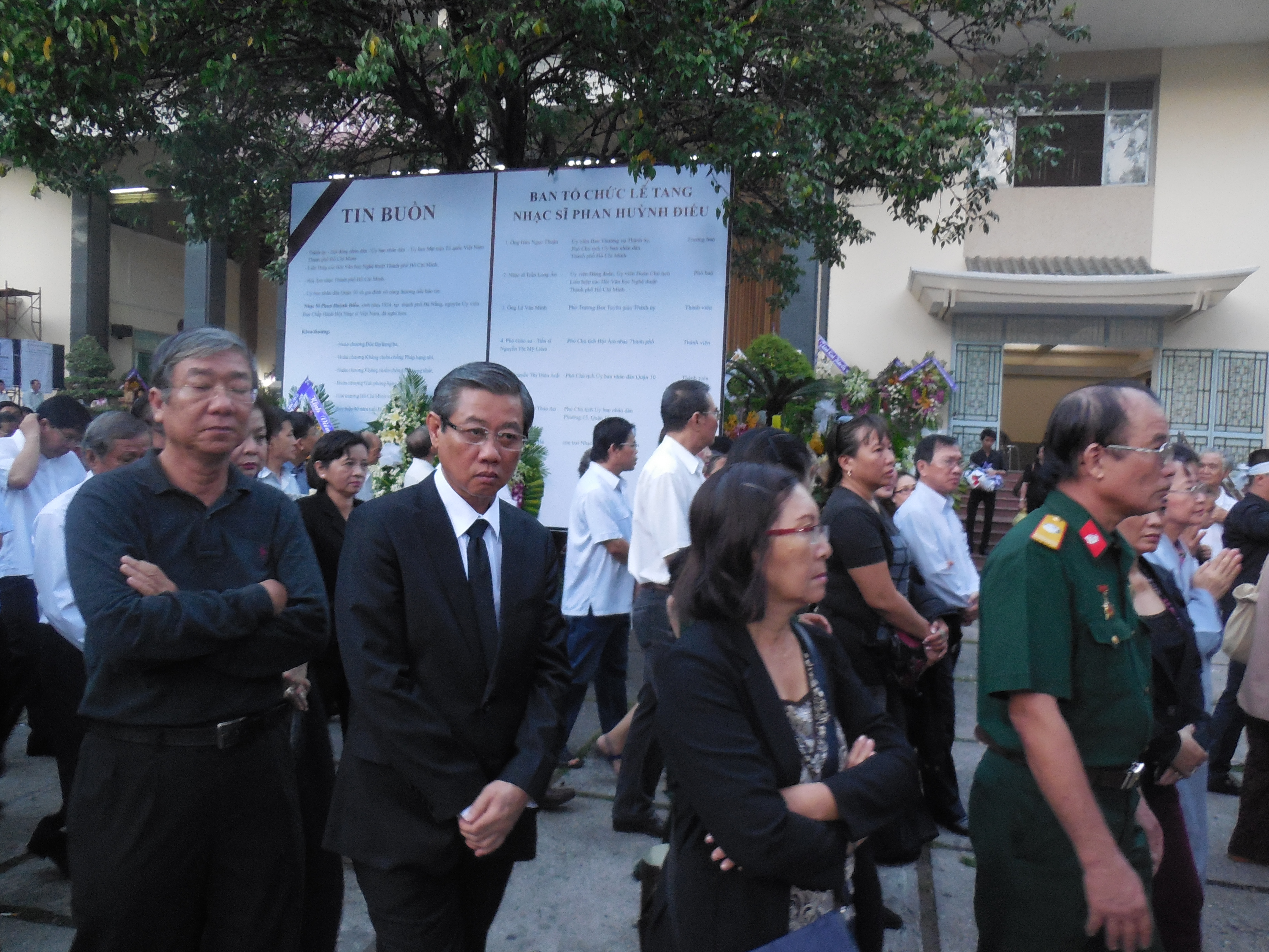 &Ocirc;ng Hứa Ngọc Thuận - Ph&oacute; chủ tịch UBND TPHCM tiễn đưa nhạc sĩ Phan Huỳnh Điểu về nơi an nghỉ cuối c&ugrave;ng