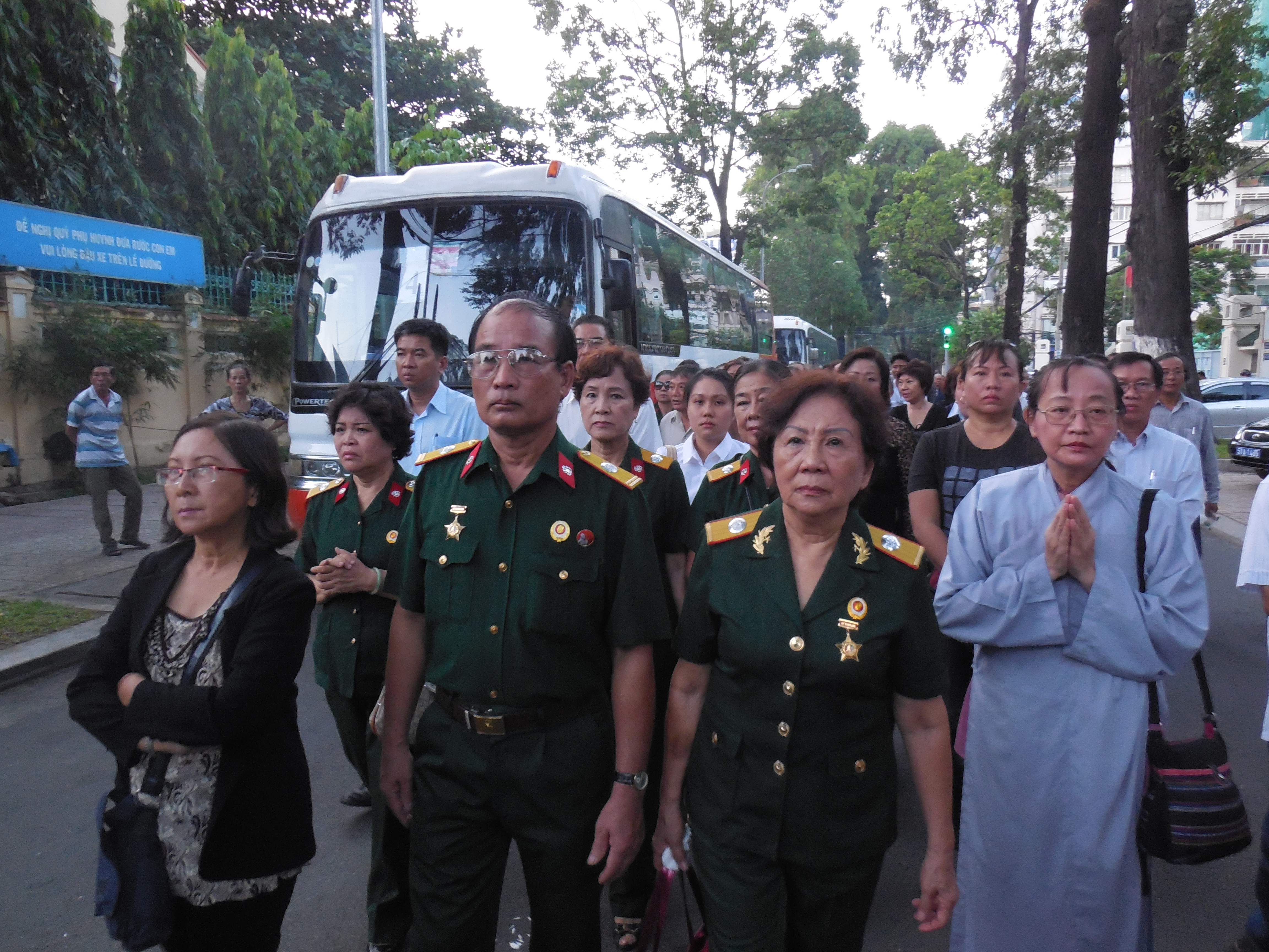 Đ&ocirc;ng đảo kh&aacute;n giả, cựu chiến binh đ&atilde; đến tiễn đưa nhạc sĩ Phan Huỳnh Điểu s&aacute;ng 3-7
