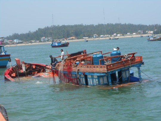 Một ngư dân liều mình cứu hộ tàu chìm