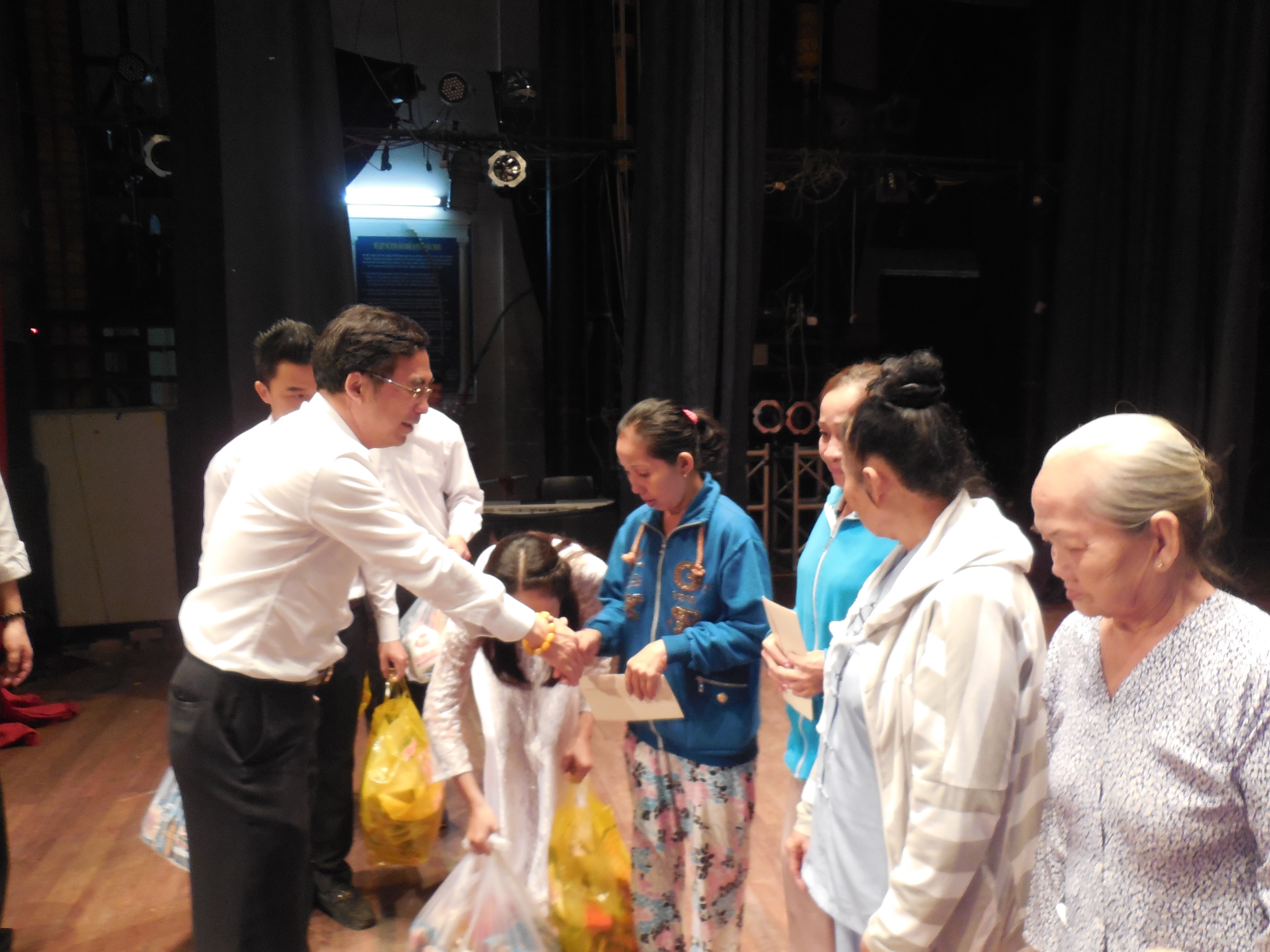Đạo diễn Hữu Lu&acirc;n, Gi&aacute;m đốc Trung t&acirc;m Tổ chức Biểu diễn v&agrave; Điện ảnh TP HCM trao tặng qu&agrave; tết cho nghệ sĩ ngh&egrave;o