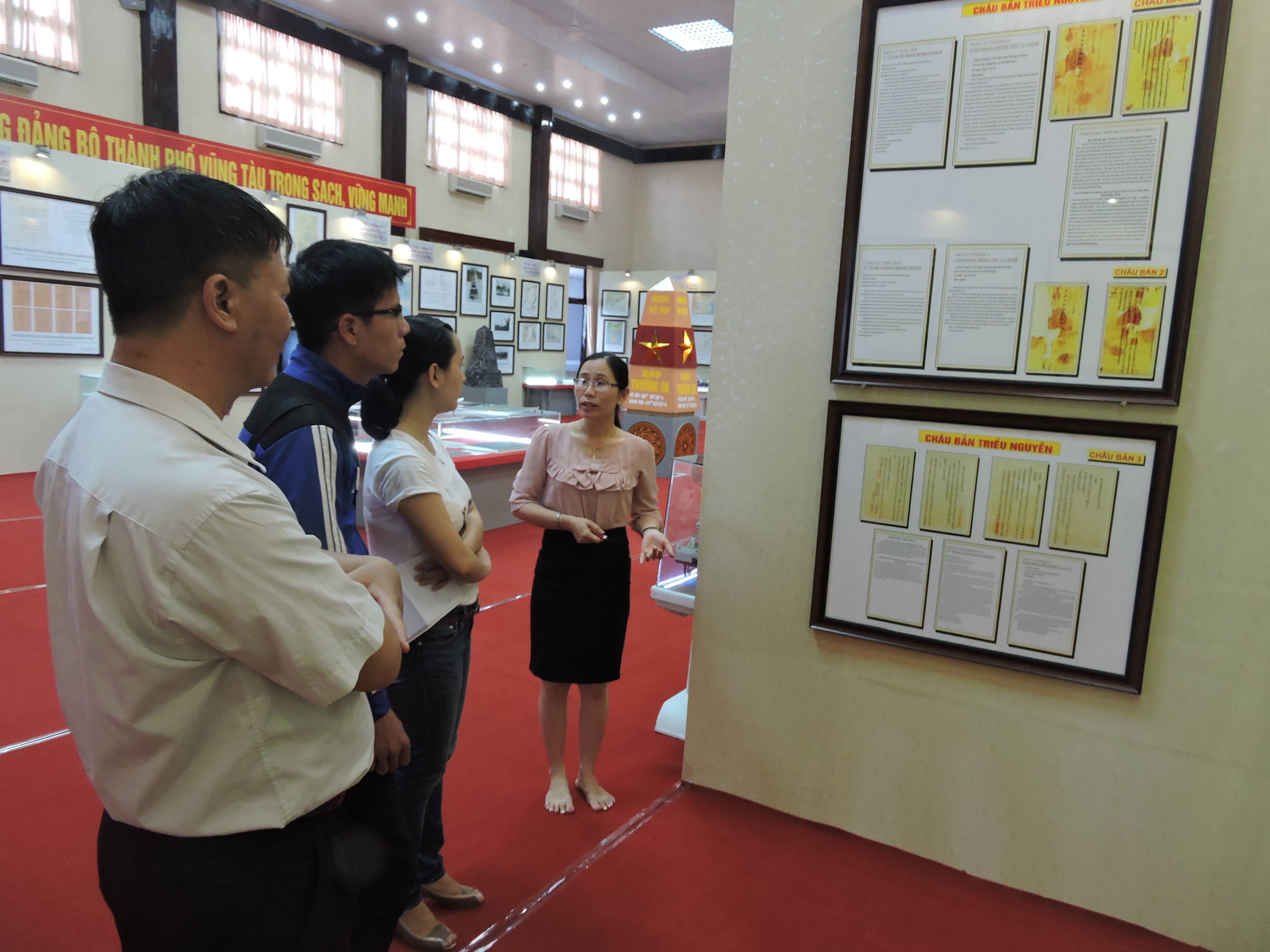 Hướng dẫn vi&ecirc;n giới thiệu về những tư liệu, bản đồ khẳng định hai quần đảo Ho&agrave;ng Sa v&agrave; Trường Sa của Việt Nam.