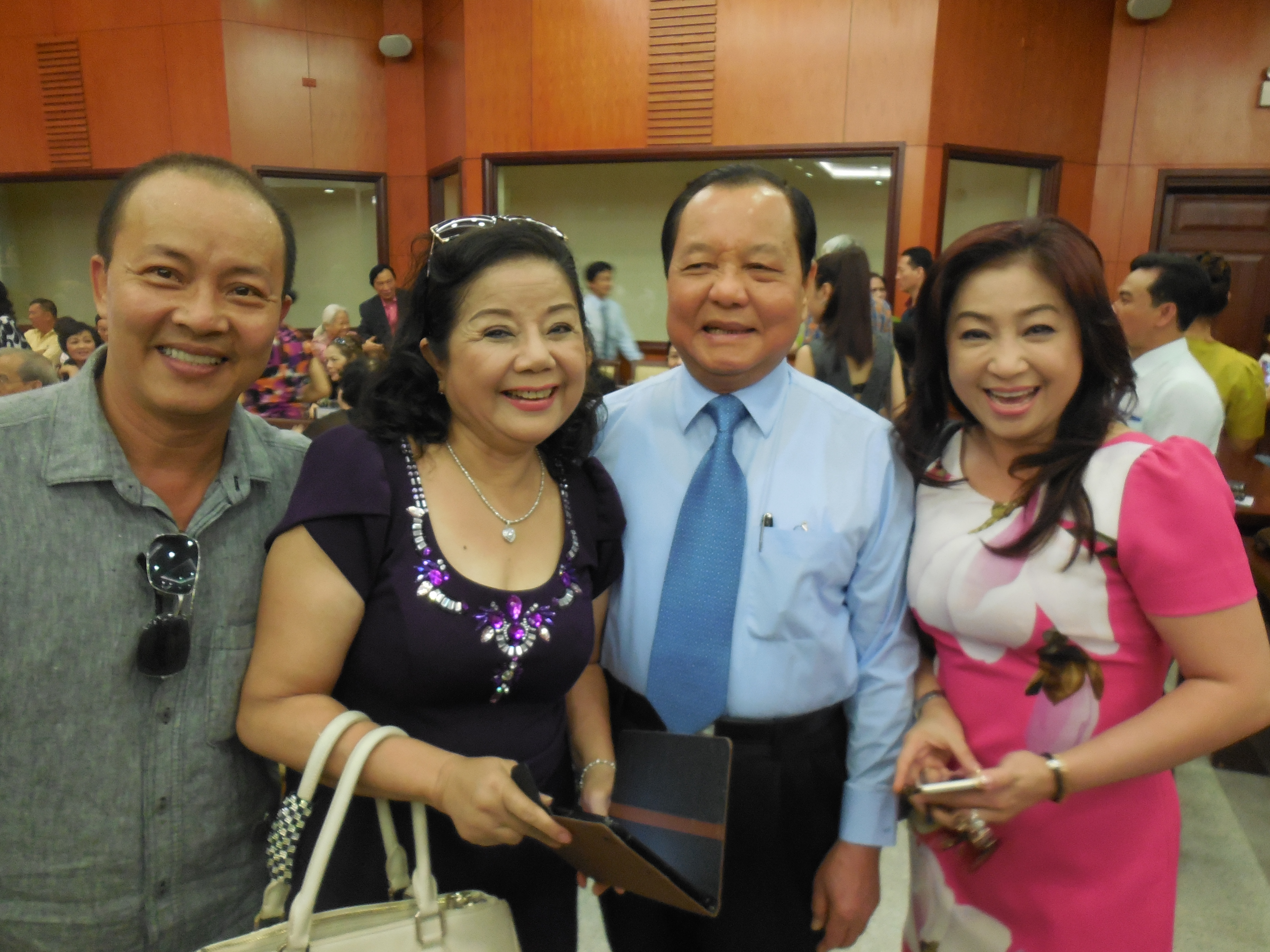 &nbsp;NSƯT Đức Hải, NSƯT Thoại Mi&ecirc;u, NSƯT Thoại Mỹ v&agrave; &ocirc;ng L&ecirc; Thanh Hải - B&iacute; thư th&agrave;nh ủy trong chiều 20-4