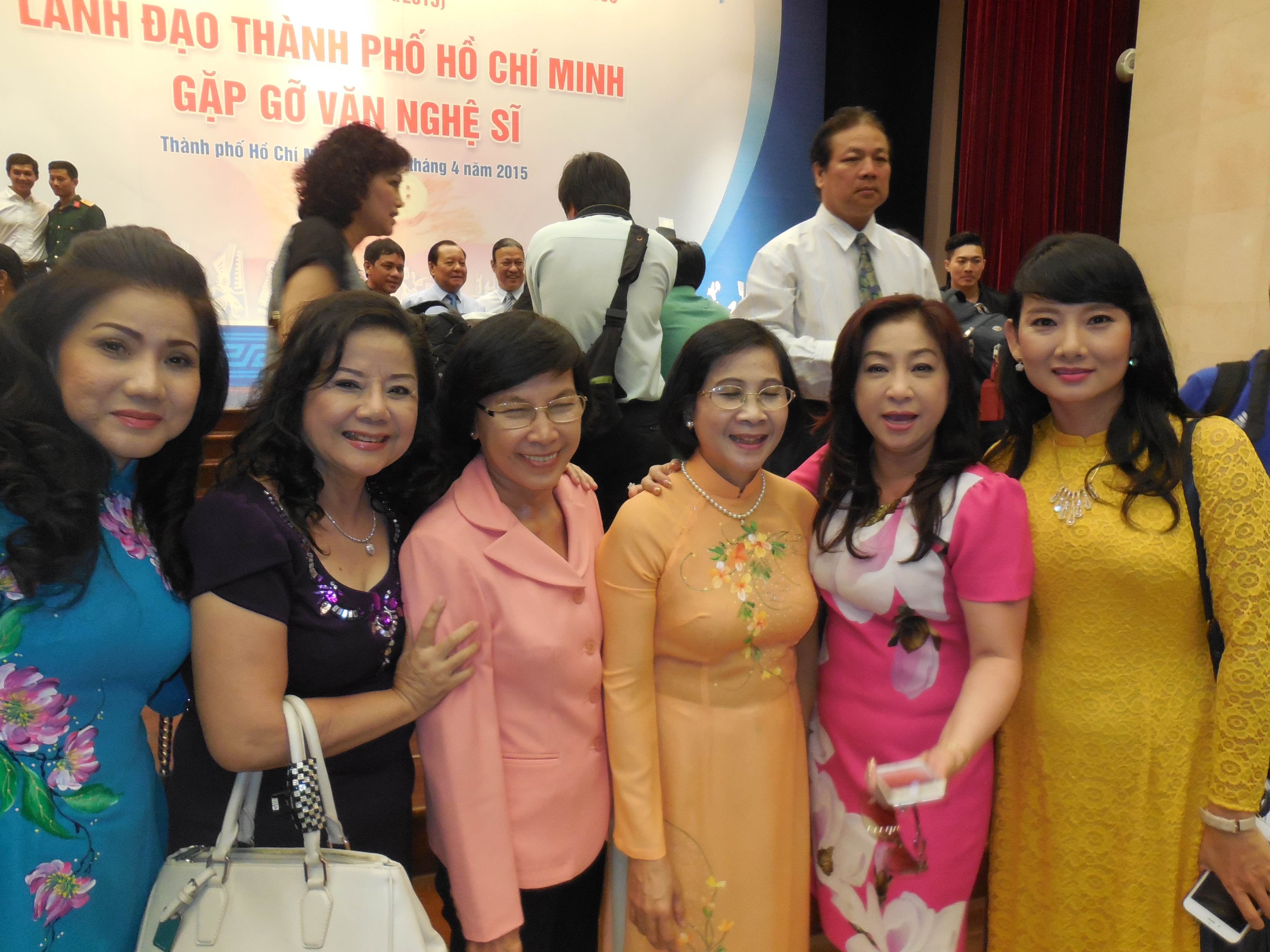 C&aacute;c nghệ sĩ: NSƯT Phượng Loan, Thoại Mi&ecirc;u, Thoại Mỹ, Mỹ Uy&ecirc;n chụp ảnh lưu niệm với đồng ch&iacute; Phạm Phương Thảo - Nguy&ecirc;n chủ tịch HĐND TPHCM v&agrave; b&agrave; Nguyễn Thị Thu H&agrave; - Ph&oacute; B&iacute; thư Th&agrave;nh ủy chiều 20-4