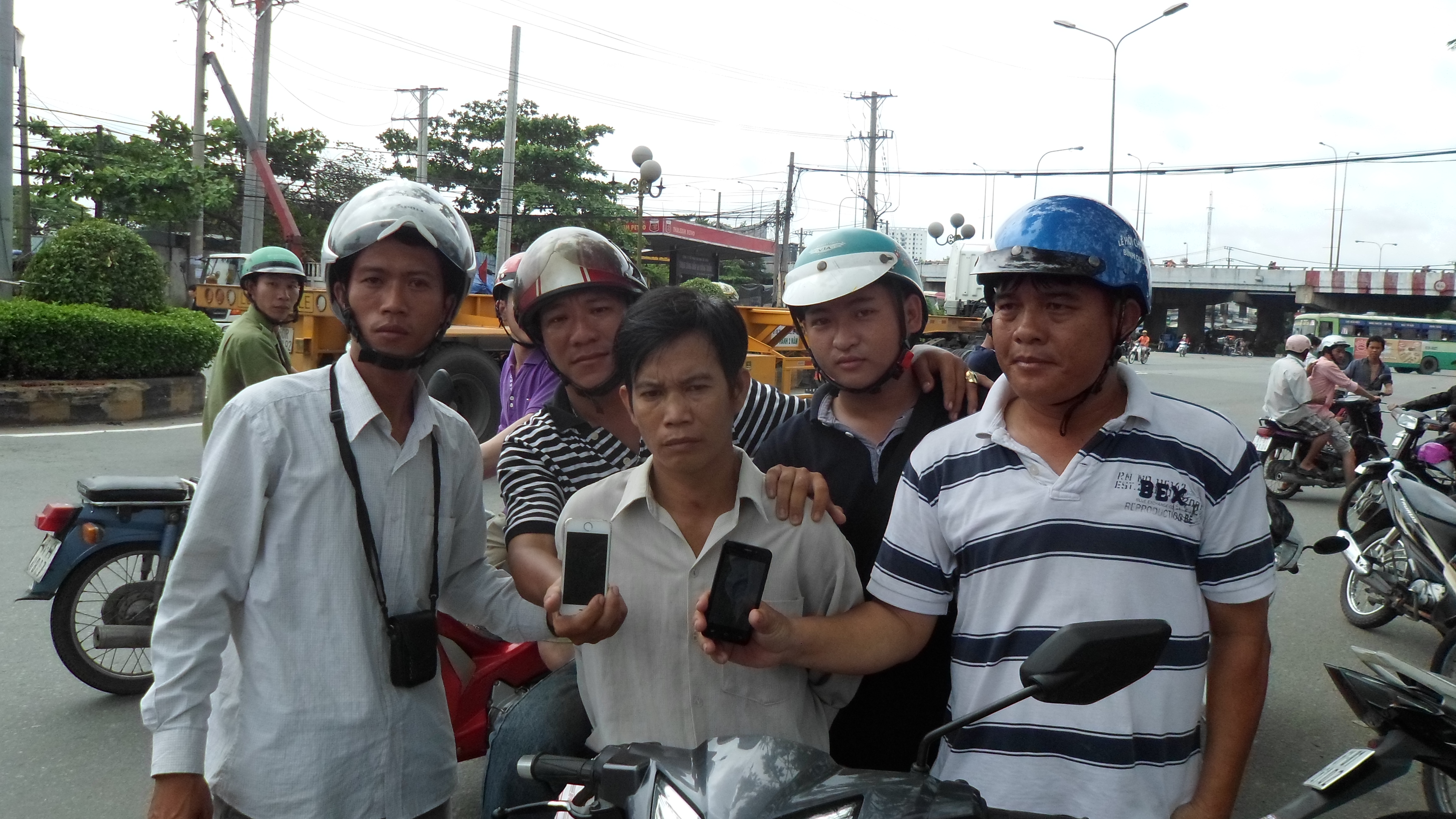 Phạm Quang (giữa), đối tượng m&oacute;c t&uacute;i chuy&ecirc;n nghiệp tr&ecirc;n xe bu&yacute;t bị &ldquo;hiệp sĩ&rdquo; Nguyễn Thanh Hải c&ugrave;ng đồng đội bắt giữ v&agrave;o trưa 21-6.