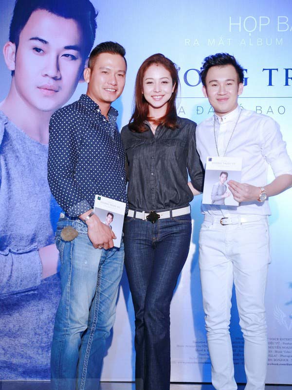 Vợ chồng Jennifer Phạm ch&uacute;c mừng giọng ca Chơi vơi trong nỗi đau