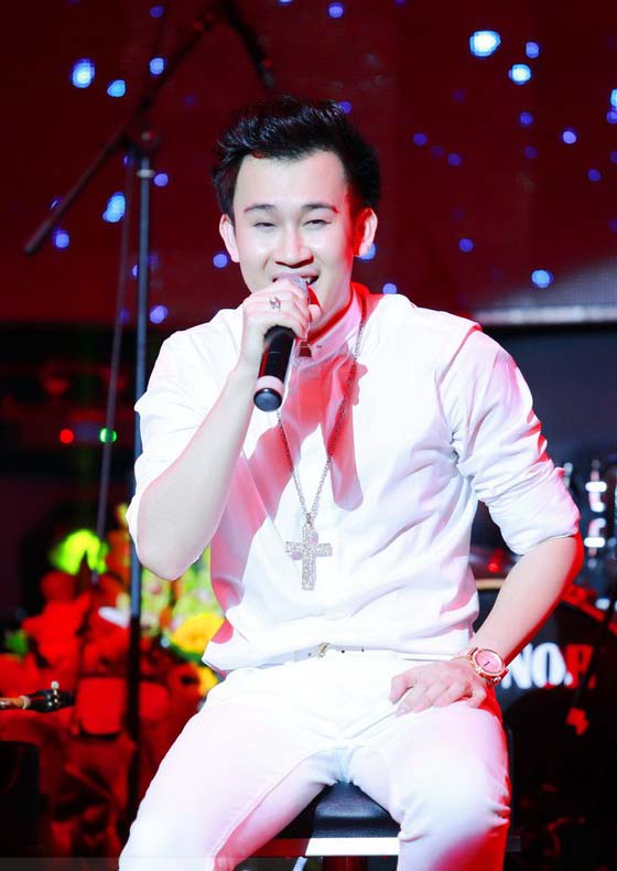 Nam ca sĩ chia sẻ anh y&ecirc;u sớm v&agrave; mỗi cuộc t&igrave;nh đi qua đều để lại những kỷ niệm đẹp