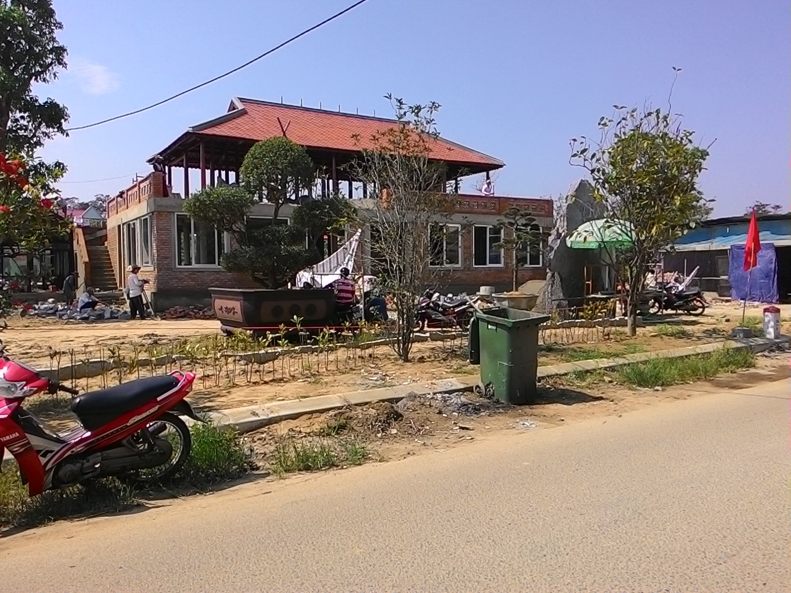 ngôi nhà bán quán cà phê đang được thi công các hạng mục cuối