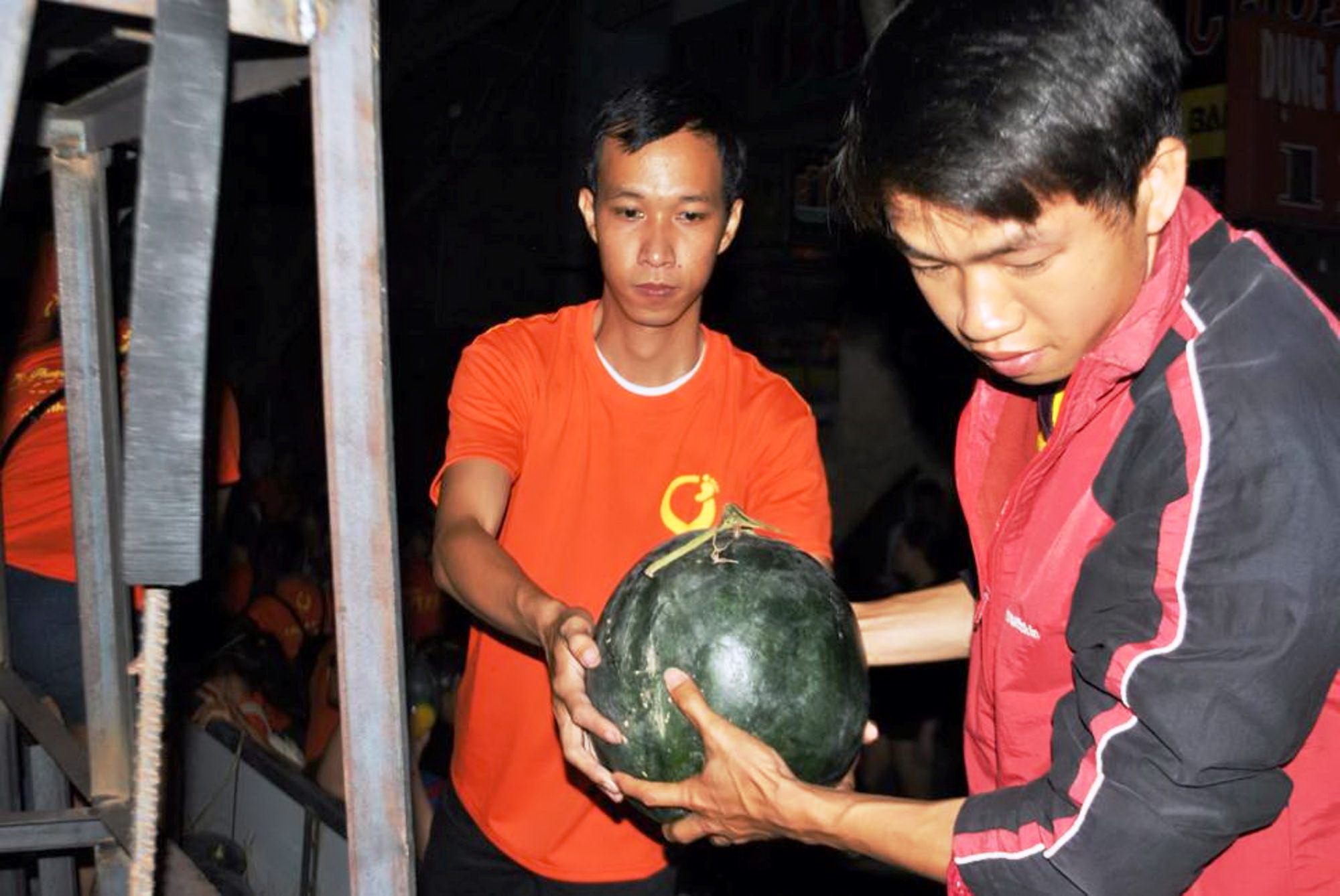 Chuyển dưa từ xe xuống