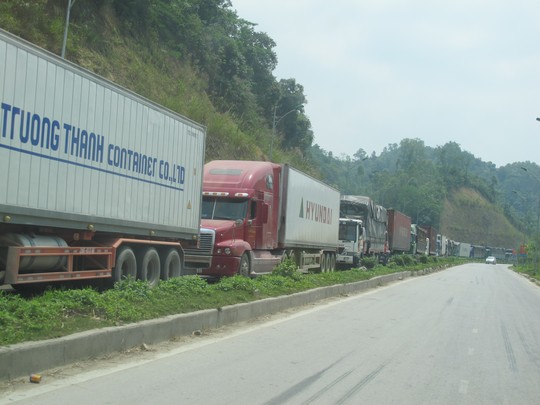 H&agrave;ng trăm xe container v&agrave; xe tải chở h&agrave;ng n&ocirc;ng sản bị &ugrave;n tắc k&eacute;o d&agrave;i suốt 4 km từ cửa khẩu T&acirc;n Thanh đến ng&atilde; ba Pắc Luống ở quốc lộ 4A - Ảnh chụp ng&agrave;y 5-4-2015, VĂN DUẨN