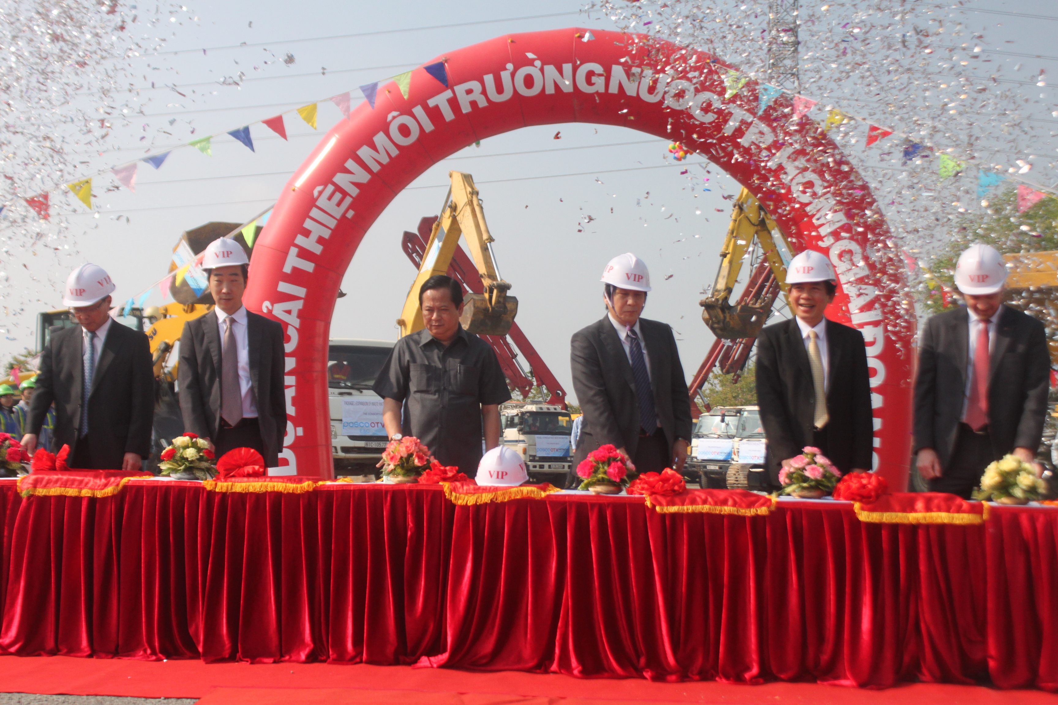 L&atilde;nh đạo UBND TPHCM v&agrave; c&aacute;c đơn vị li&ecirc;n quan tại lễ khởi c&ocirc;ng g&oacute;i thầu J mở rộng nh&agrave; m&aacute;y xử l&yacute; nước thải B&igrave;nh Hưng, x&atilde; B&igrave;nh Hưng, huyện B&igrave;nh Ch&aacute;nh, TP HCM (giai đoạn 2)