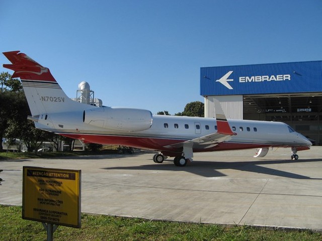Legacy 600 l&agrave; loại si&ecirc;u m&aacute;y bay cỡ trung b&igrave;nh, được nh&agrave; sản xuất Embraer đến ch&agrave;o h&agrave;ng ở Việt Nam từ năm 2010. Khi đ&oacute;, nh&agrave; sản xuất cho biết thị trường ch&acirc;u &Aacute; chiếm 6% đơn h&agrave;ng Embraer đ&atilde; k&yacute; được. Chiếc Legacy 600 bầu Đức chọn mua kh&ocirc;ng phải m&aacute;y bay mới tinh