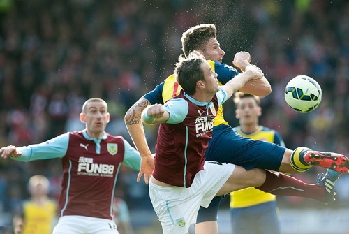 Pha tranh chấp giữa Damien Duff và Olivier Giroud