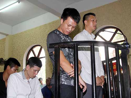 Mạnh Dũng (đứng - áo sậm) trong phiên tòa cách đây 4 tháng Ảnh: Hải Anh