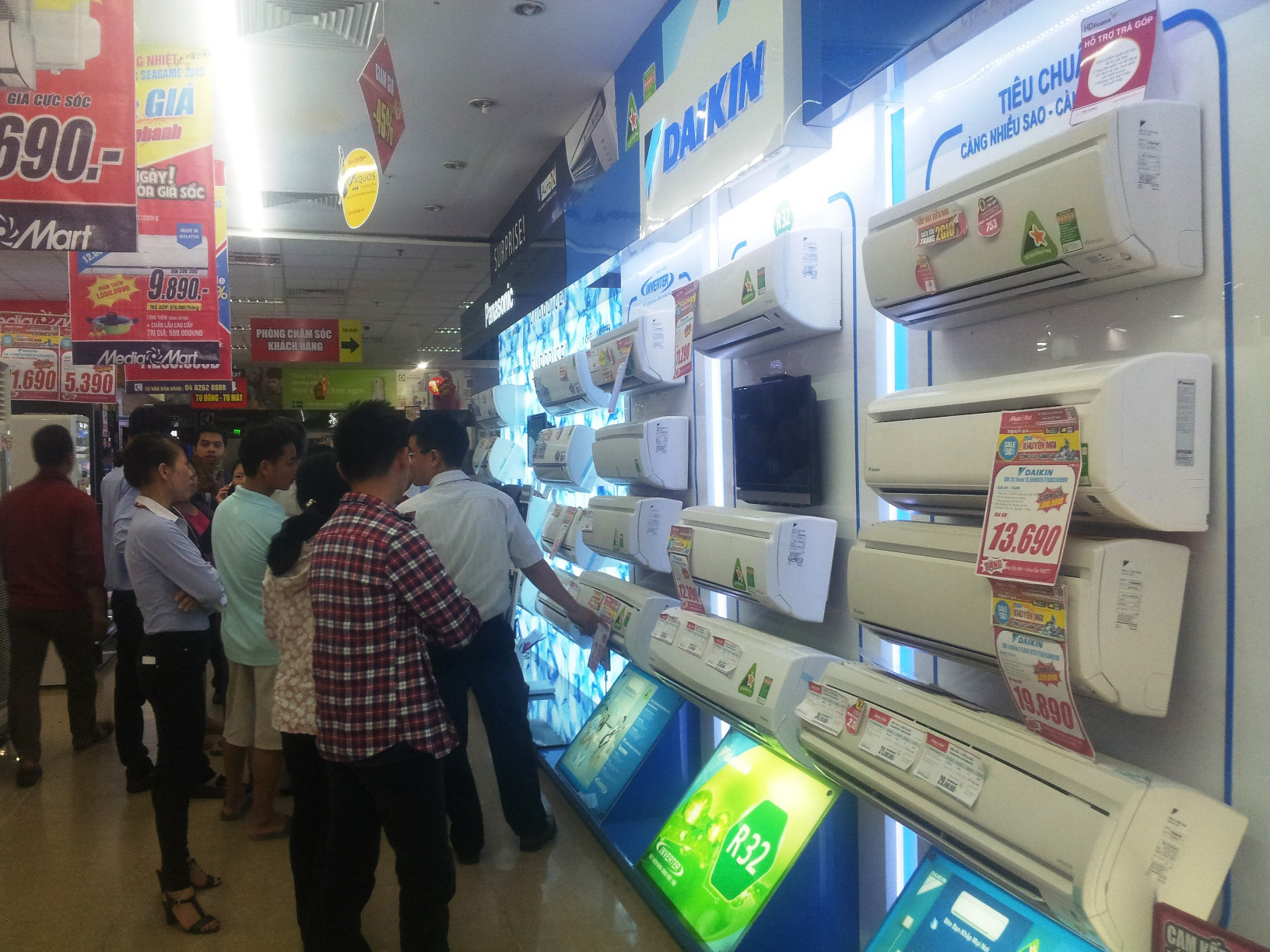 Kh&aacute;ch chọn mua đồ điện lạnh tại si&ecirc;u thị Media Mart H&agrave; Đ&ocirc;ng 
Ảnh: 
Nguyễn Hưởng