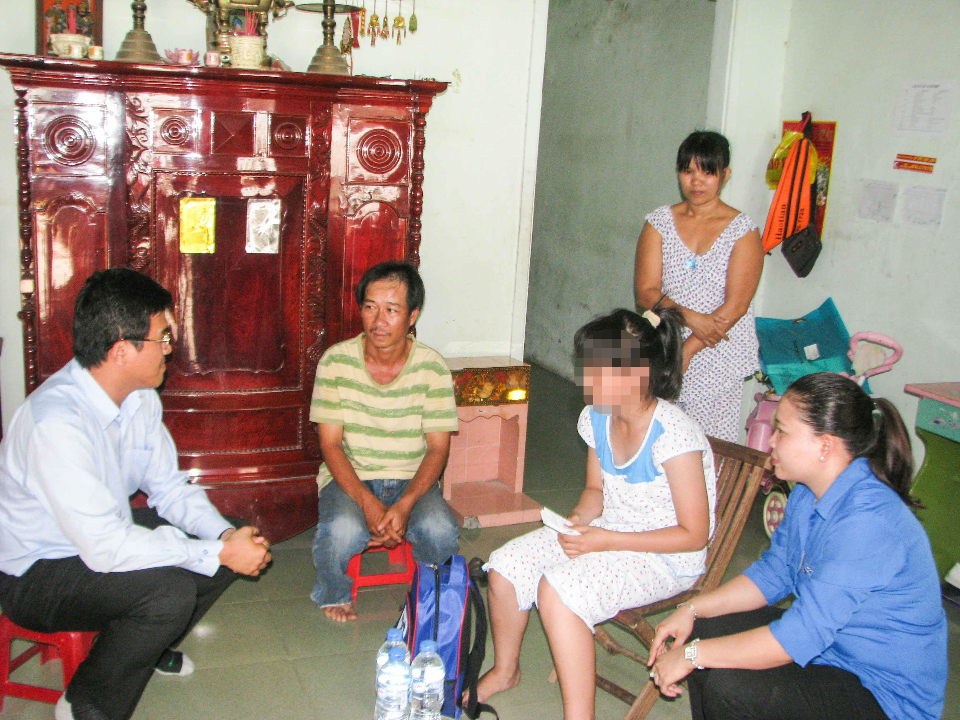 Đại diện Tỉnh đo&agrave;n Tr&agrave; Vinh thăm hỏi em P.