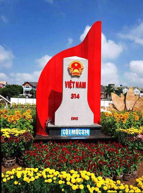 Cột mốc bi&ecirc;n cương được t&aacute;i hiện tại đường hoa