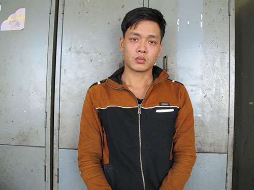 Phan Thị Thu Thùy (trên) và Lê Hữu Duy tại Công an quận 10, TP HCM