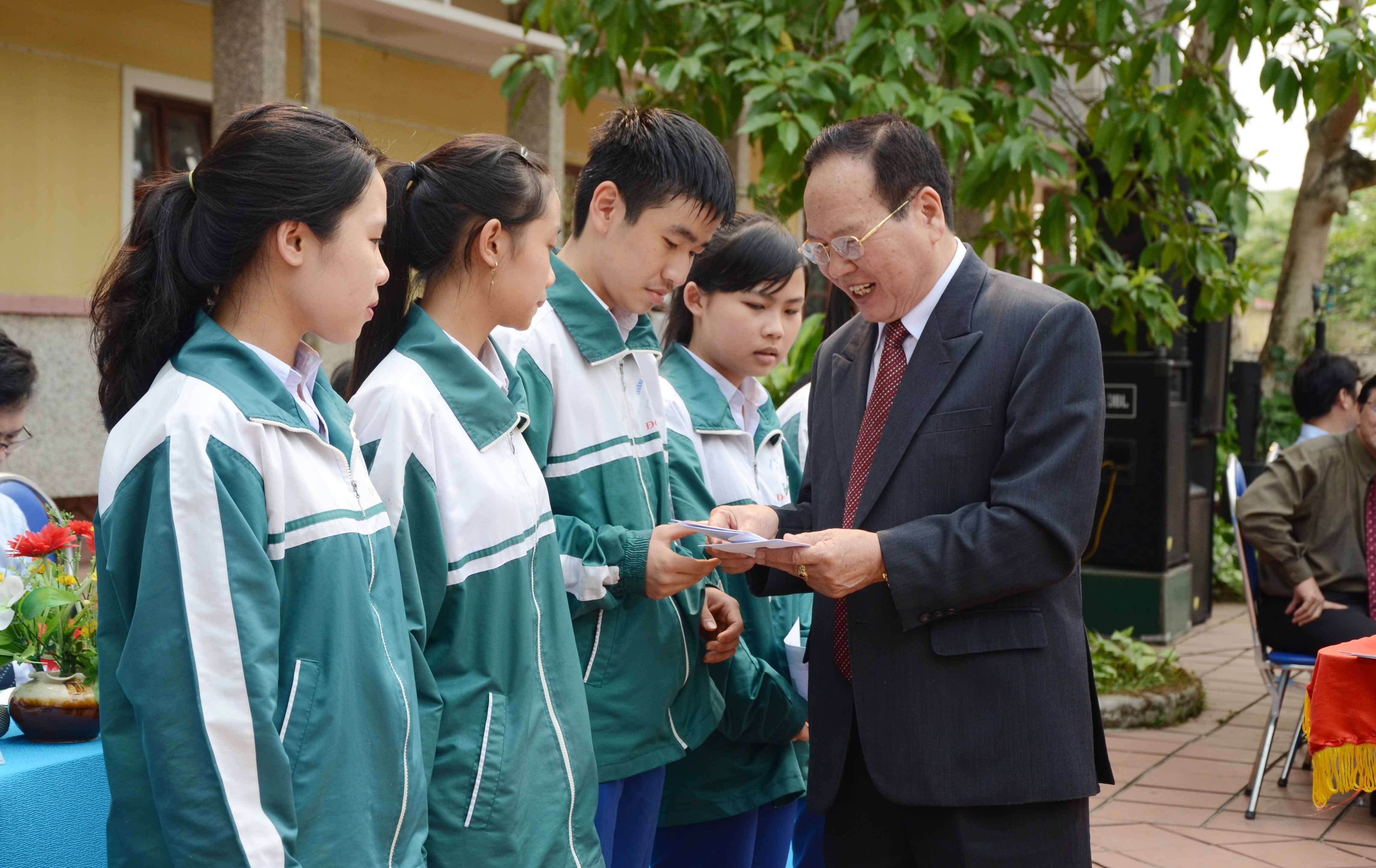Trường ĐH Duy T&acirc;n trao 5 phần học bổng cho học sinh