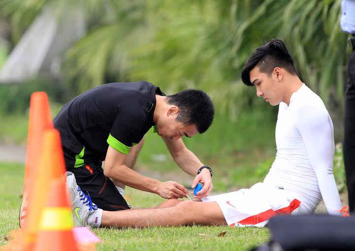 Duy Kh&aacute;nh đang được chuy&ecirc;n gia thể lực kiểm tra