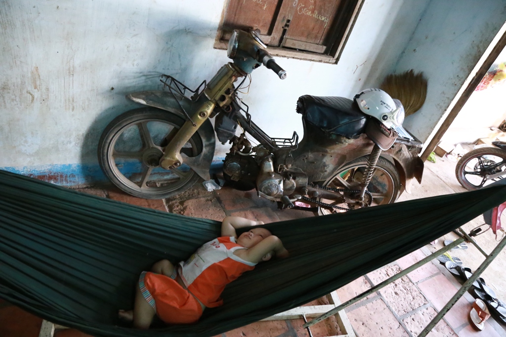Đứa con &uacute;t 2 tuổi mấy bữa nay vẫn thường &otilde;ng ẹo đ&ograve;i mẹ