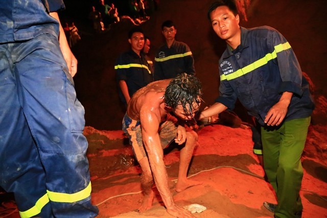 Anh Phương đổ gục sau khi đào giếng giải cứu thành công bé gái
