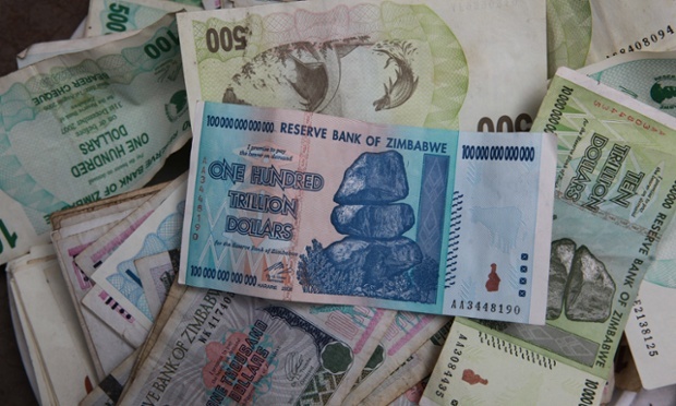 Tờ tiên mệnh giá 100 nghìn tỉ USD Zimbabwe chụp vào năm 2010. Ảnh: AP