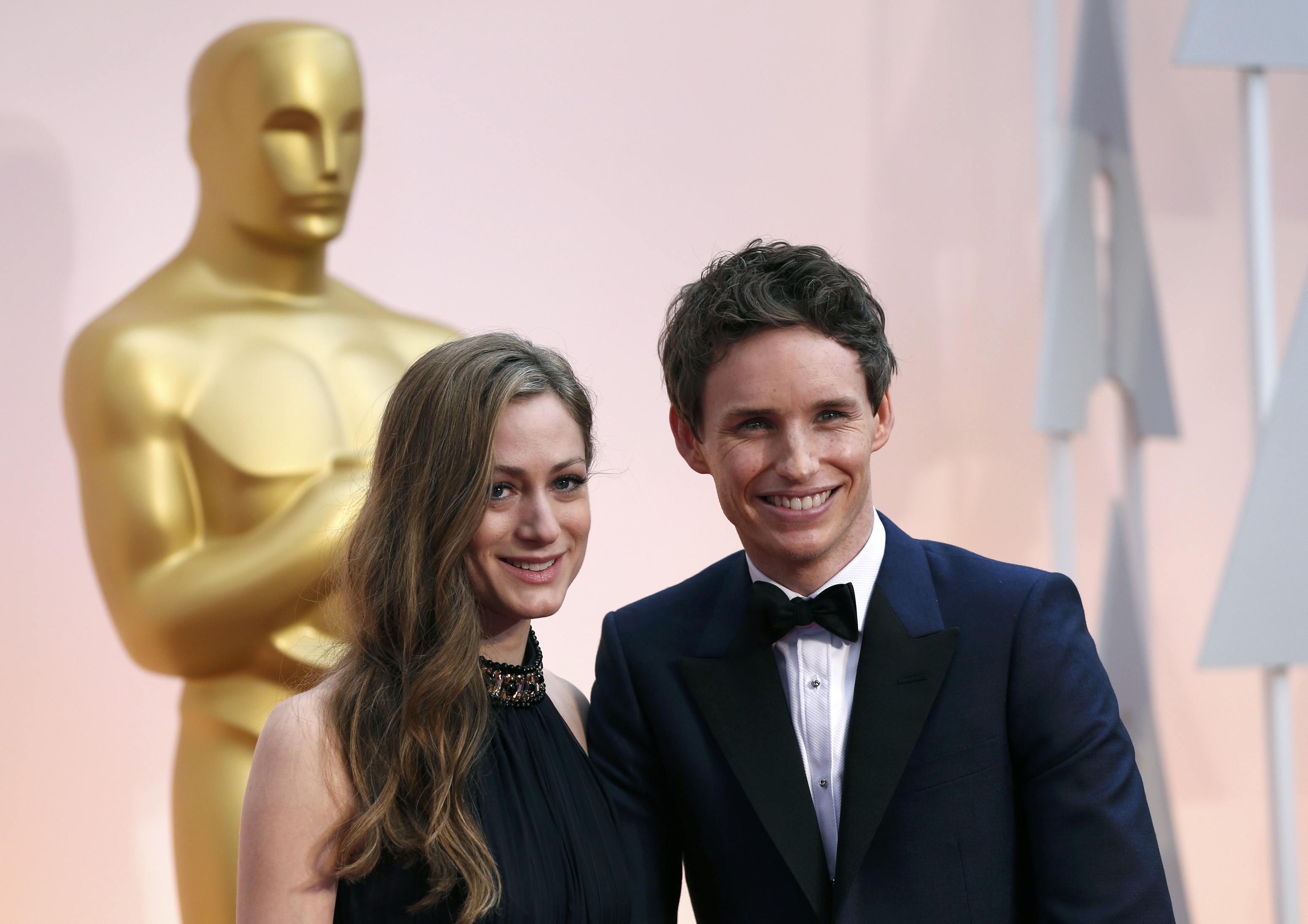 Eddie Redmayne cùng vợ mới cưới rạng rỡ trên thảm đỏ.