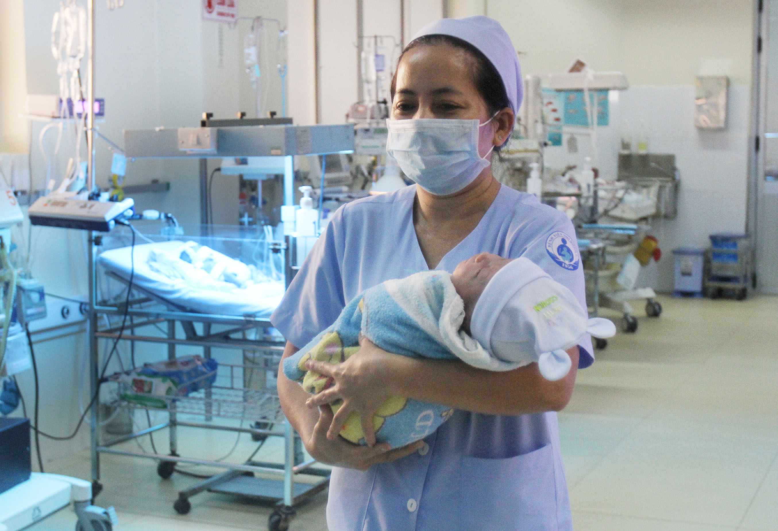Từ sớm, c&aacute;c bảo mẫu, điều dưỡng của khoa Hồi sức sơ sinh đ&atilde; chuẩn bị cho b&eacute; Ph&aacute;t để ch&aacute;u ra gặp ba mẹ