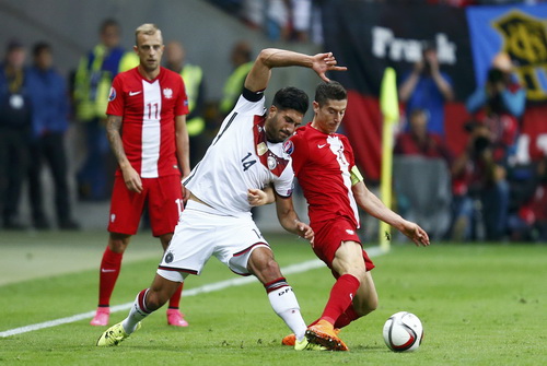 T&acirc;n binh Emre Can (14) tranh b&oacute;ng với Lewandowski