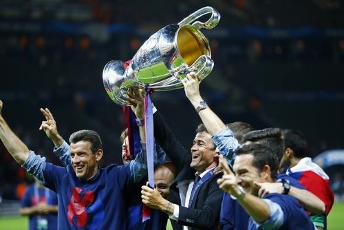 Luis Enrique (giữa) kh&ocirc;ng muốn mất trụ cột n&agrave;o của Barcelona thời điểm n&agrave;y