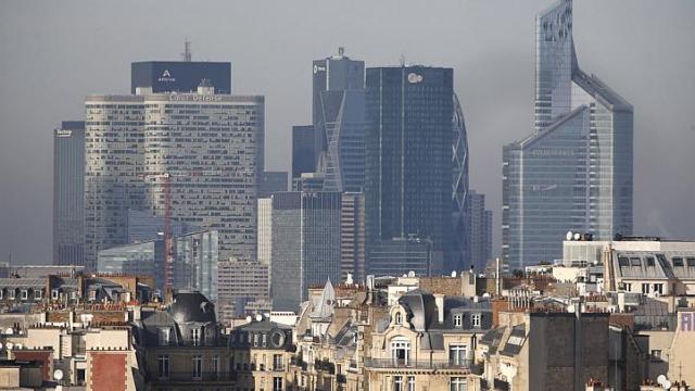 Toàn cảnh khu vực quận La Defense, nơi lực lượng an ninh phát hiện một người đàn ông có vũ trang và cảnh báo các nhân viên ở đây ở yên trong văn phòng. Ảnh: Reuters