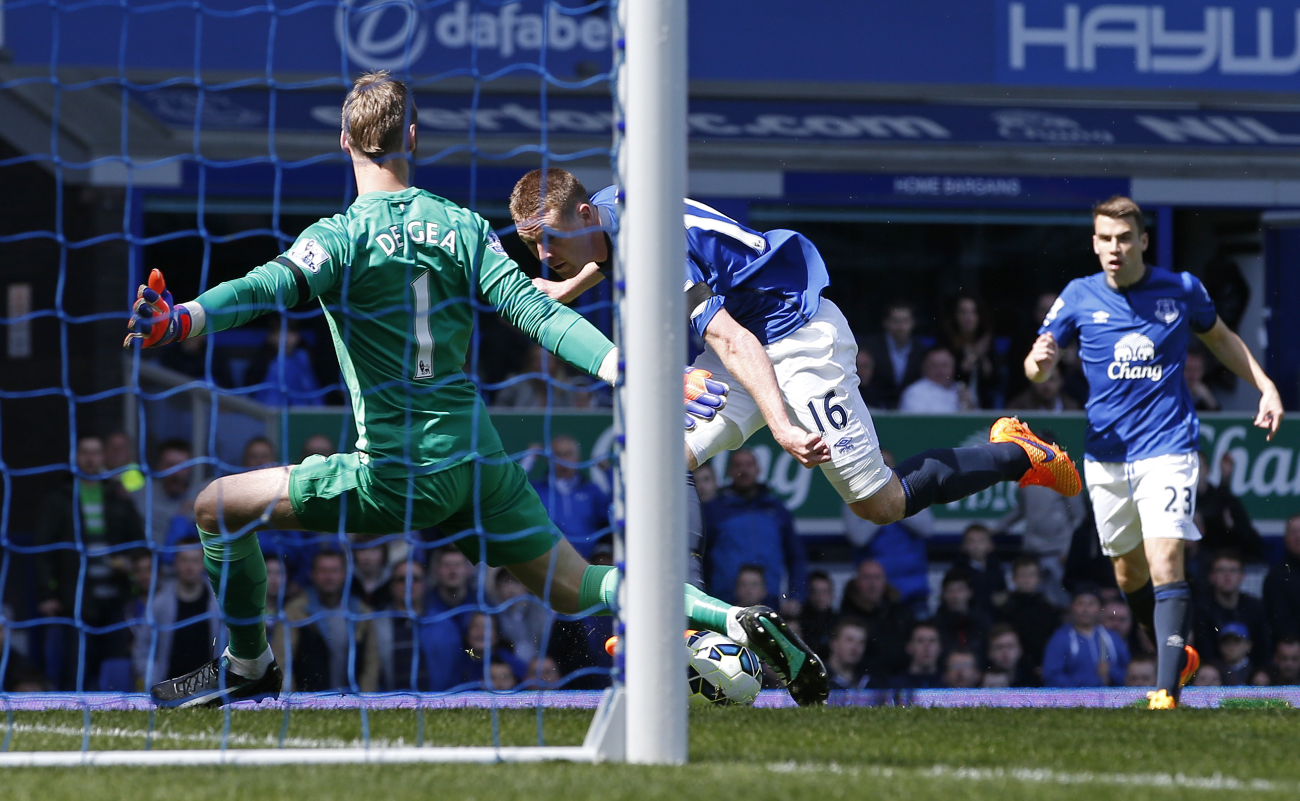 McCarthy trong pha mở tỉ số cho Everton ngay ph&uacute;t 5