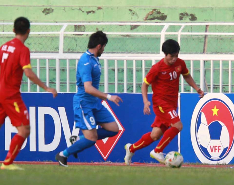 C&ocirc;ng Phượng li&ecirc;n tục qu&acirc;́y r&ocirc;́i hàng phòng ngự U22 Uzbekistan
