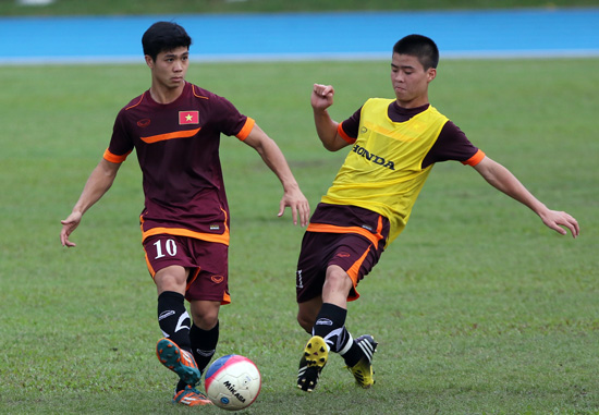C&ocirc;ng Phượng v&agrave; Duy Mạnh trong một t&igrave;nh huống tranh b&oacute;ng tại buổi tập chiều nay của U23 Việt Nam