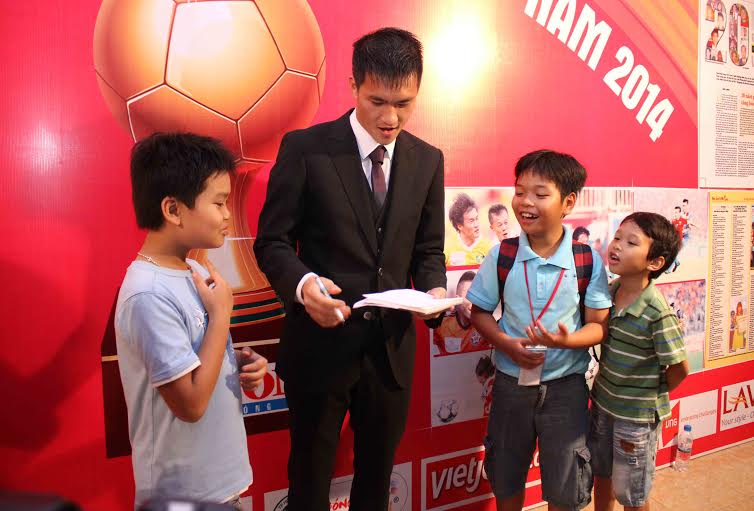C&ocirc;ng vinh k&yacute; tặng người h&acirc;m mộ nh&iacute;