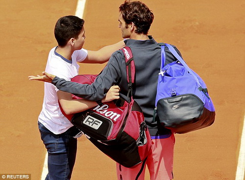 Federer phiền l&ograve;ng khi bị l&ocirc;i k&eacute;o chụp h&igrave;nh tận giữa s&acirc;n đấu