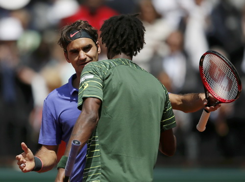 Tay vợt chủ nh&agrave; monfils (phải) rời cuộc chơi