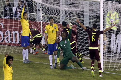 Fedor (7) ghi bàn rút ngắn cách biệt còn 1-2 cho Venezuela