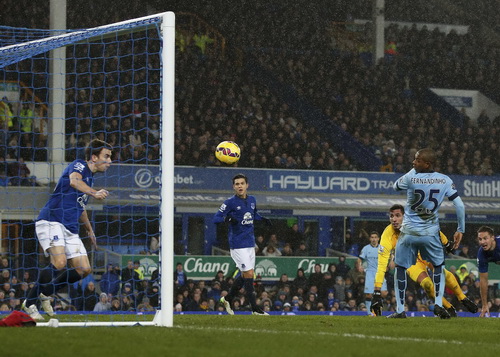 Fernandinho mở tỉ số cho Man City tại sân Goodison Park