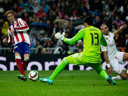 Đến lượt Pepe bất lực nh&igrave;n Torres s&uacute;t hạ Keylor Navas đầu hiệp hai