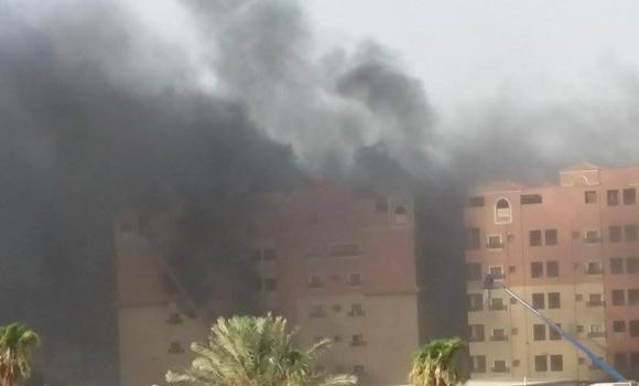 Kh&oacute;i d&agrave;y đặc bốc ra từ t&ograve;a nh&agrave;. Ảnh: Arab News