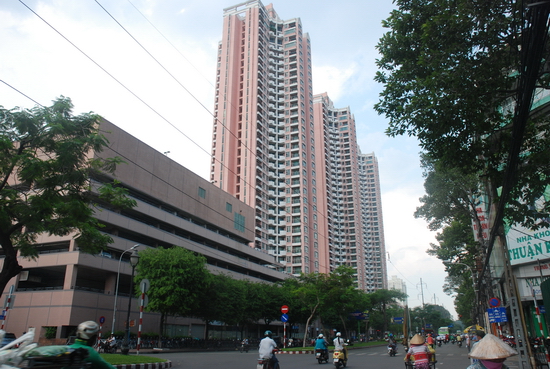 3 tòa tháp cao ốc Thuận Kiều Plaza, hiện nay chỉ bán được khoảng 20 căn và vài công ty thuê làm văn phòng.