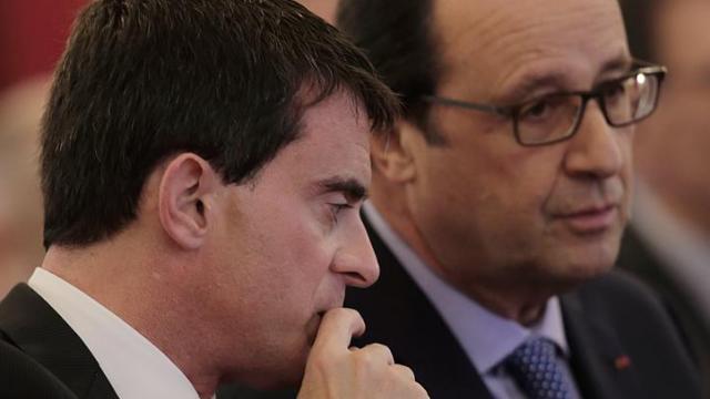 Tổng thống Ph&aacute;p Francois Hollande (phải) v&agrave; Thủ tướng Manuel Valls ghi điểm sau vụ thảm s&aacute;t ở Paris. Ảnh: Reuters