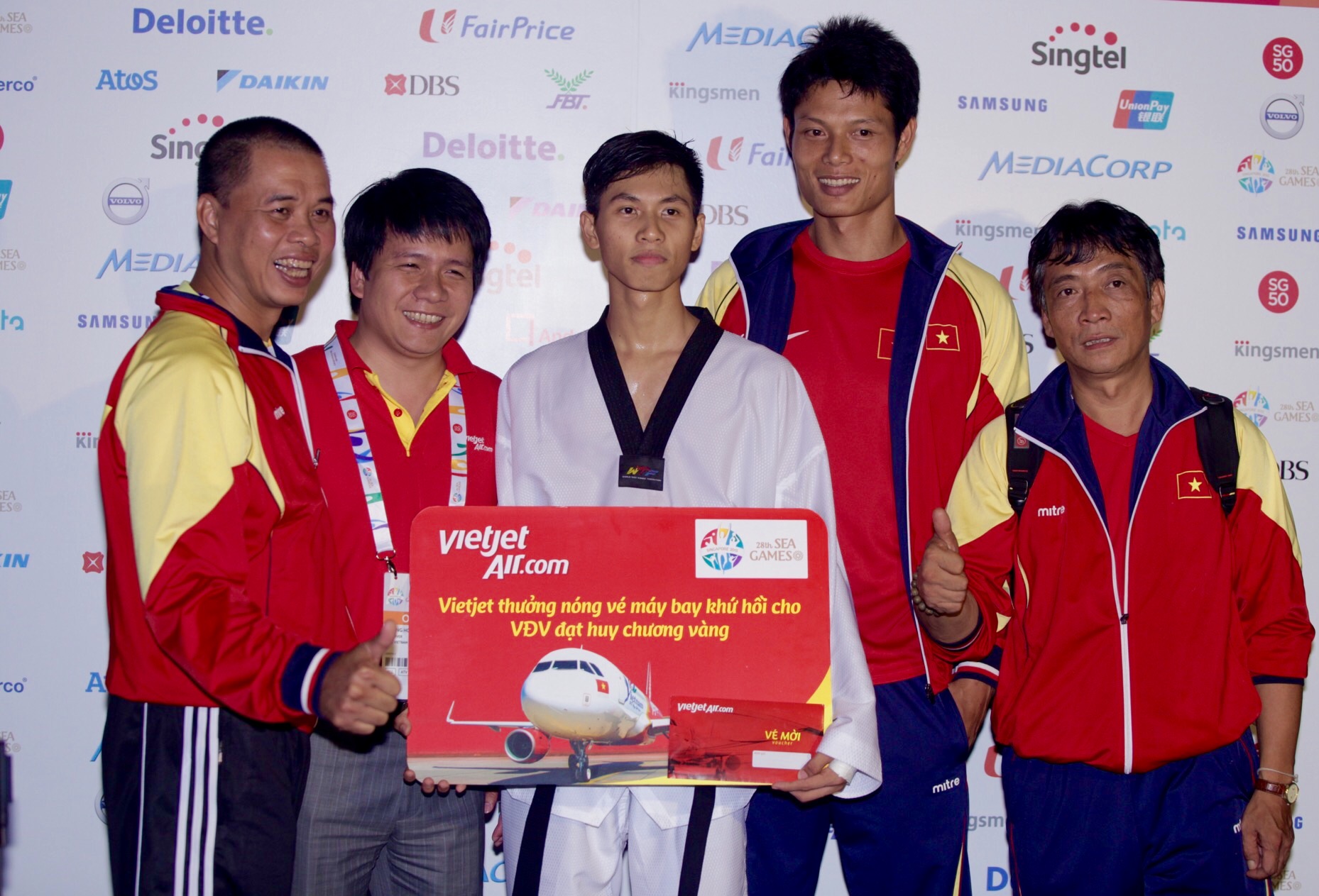 Ông Dương Hoài Nam - Giám đốc văn phòng khu vực miền Bắc Vietjet Air đã trao thưởng nóng cho VĐV Taekwondo Nguyễn Văn Duy