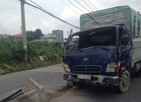Một chiếc xe tải t&ocirc;ng văng khối b&ecirc;-t&ocirc;ng dải ph&acirc;n c&aacute;ch