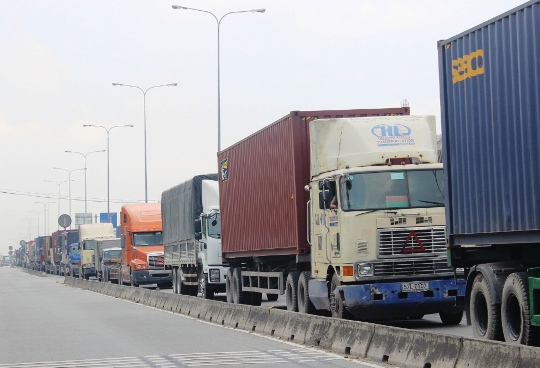 4 ô tô tông nhau, Quốc lộ 1 kẹt xe gần 2 giờ