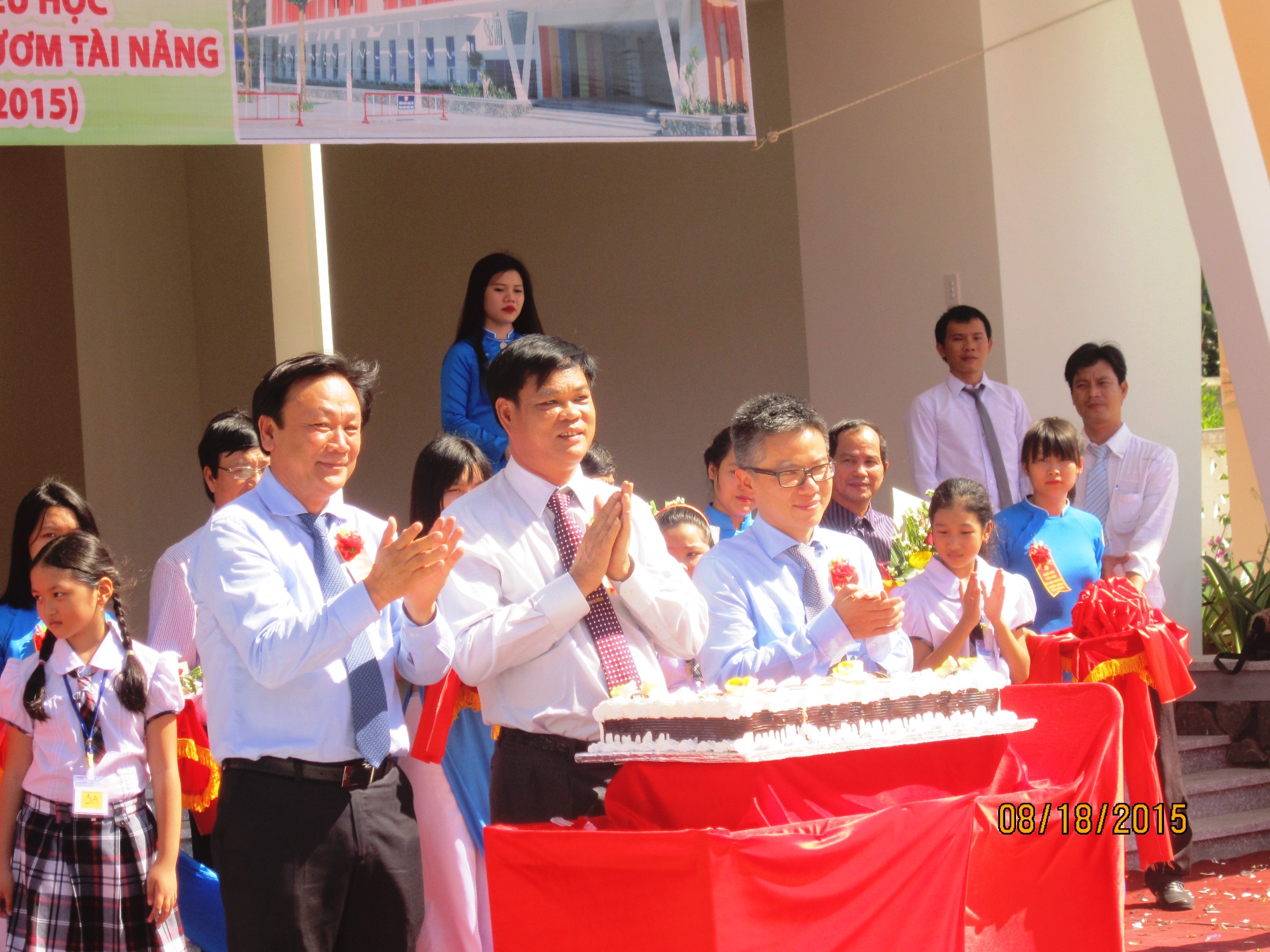 GS Ng&ocirc; Bảo Ch&acirc;u (h&agrave;ng đầu b&ecirc;n phải) cắt b&aacute;nh kem ra mắt Vườn ươm t&agrave;i năng tại Ph&uacute; Y&ecirc;n